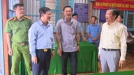 Nguyen Van Sach, leder af afdelingen for indre anliggender i An Giang-provinsens partikomité, inspicerer forberedelserne til valget og militærrekrutteringen.