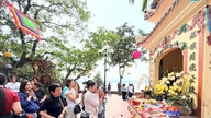 Tay Ho Temple was crowded with people offering incense before the full moon of the first lunar month in 2026.