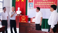 Kammerat Vo Nguyen Nam inspicerer valgforberedelser i 3 kommuner.