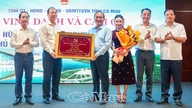 İşçi Kahramanı Nguyen Viet Cuong'u onurlandırmak için bir anma plaketi takdim ediliyor.