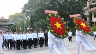 Pengerusi Dewan Undangan Negeri, Tran Thanh Man, mempersembahkan kemenyan di Kuil Peringatan Syahid Ben Duoc di Daerah Cu Chi, Bandar Raya Ho Chi Minh.