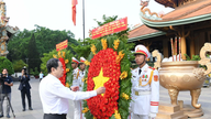 Formanden for Nationalforsamlingen hylder heltene og martyrerne og de heroiske mødre i Ho Chi Minh City.