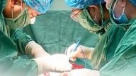 Akut operation udført om natten for at bevare livmoderen hos en kvinde med placenta previa (Percreta-typen).
