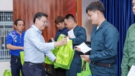 Генеральный директор Saigon Co.op вручает подарки, чтобы поддержать новобранцев перед их отправкой на военную службу в 2026 году.