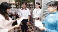 This morning, nearly 10,000 12th-grade students in Ho Chi Minh City took the city-level gifted student competition.