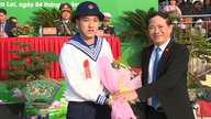 El presidente del Comité Popular Provincial, Pham Anh Tuan, animó y despidió a 443 nuevos reclutas que se incorporaban al ejército.