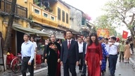 Líderes municipais participam do Festival das Lanternas em Hoi An.