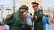 Le général Nguyen Van Gau assiste à la cérémonie d'enrôlement militaire à An Giang.