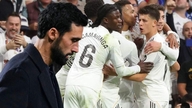 Jogadores descontentes se dividem em facções, Real Madrid considera demitir Arbeloa.