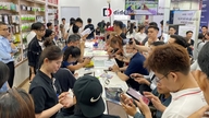 Väkijoukot ryntäsivät ostamaan Samsung Galaxy S26 -sarjan puhelimia Ho Chi Minh Cityssä varhain aamulla.