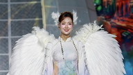 Hundredvis af kvinder i traditionelle vietnamesiske ao dai-kjoler oplyste gågaden Nguyen Hue på åbningsaftenen for Ao Dai-festivalen i 2026.