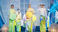 Miss Venezuela y Miss USA exhiben su belleza con los tradicionales vestidos vietnamitas ao dai en la calle peatonal Nguyen Hue.