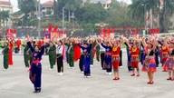 Over 1.000 kvinder fra Tuyen Quang-provinsen strålede i en masseoptræden med traditionelle ao dai-kjoler og folkedanse.