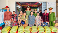 Polis wad Cái Răng menyampaikan hadiah kepada wanita yang berada dalam keadaan sukar.