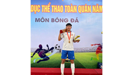Sergentul Tran Manh Dung primește premiul „Pantofa de Aur”.