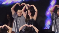 A „filmzene királynője”, Baek Ji Young magas hangokat üt meg, meghatva a vietnami közönség szeretetétől.