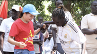 En særlig samtale mellem vietnamesiske kvindelige soldater og afrikanske kvinder.