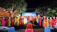 Um animado festival de dança folclórica e um desfile de ao dai (traje tradicional vietnamita) aconteceram na cidade montanhosa de Pleiku.