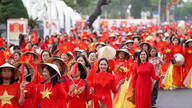 Přes 3 000 lidí v tradičních vietnamských krojích ao dai se zúčastnilo průvodu podél pobřežní silnice v Nha Trangu.
