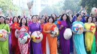 Bandar Raya Ho Chi Minh: Lebih 1,200 wanita berarak dengan pakaian ao dai tradisional dan mempersembahkan tarian rakyat untuk meraikan Hari Wanita Antarabangsa (8 Mac).