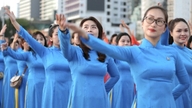 Khanh Hoa: 3.000 donne raggianti sfilano con i tradizionali abiti Ao Dai.