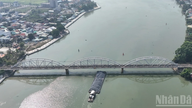 [Foto] Upaya mendesak untuk mengurangi dampak tabrakan tongkang dengan Jembatan Ghenh.