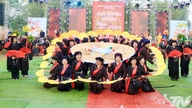 La danse Chầu Then ouvre le festival Lồng Tồng à Phủ Thông.