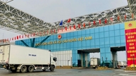 Nearly 700 tons of goods cleared customs after a two-day weekend pilot program at the Mong Cai border gate.