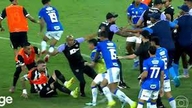 O goleiro foi empurrado para dentro da rede depois de... ajoelhar-se sobre seu adversário lesionado.