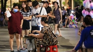 Izgara taşıyan seyyar satıcılar ve köfte satan arabalar Nguyen Hue yaya caddesini doldurdu.