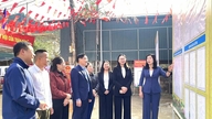 Kamerad Pham Thi Minh Xuan memeriksa persiapan pilihan raya di komun Hung Loi dan Trung Son.