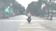 Trafikpolitiet i Ho Chi Minh City eskorterede en mand, der led af et hjerteanfald, næsten 40 km til hospitalet.