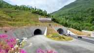 Upgrading the Cù Mông tunnel to 4 lanes: Reducing travel time across the treacherous pass to just 6 minutes.