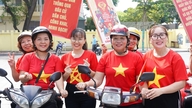 Ho Chi Minh City: Kvinder i Bay Hien-distriktet opfører folkedans og marcherer for at promovere valget.