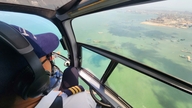 Los turistas admiran con entusiasmo las vistas de la costa de Ciudad Ho Chi Minh desde un helicóptero.