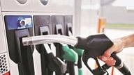 Harga bensin turun hingga 3.880 VND, dan harga minyak tanah turun hampir 8.000 VND mulai pukul 22.00 pada tanggal 11 Maret.