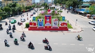 ការតាំងបង្ហាញទង់ជាតិ និងផ្កាដ៏អស្ចារ្យ ស្វាគមន៍ពិធីបុណ្យដ៏អស្ចារ្យ។