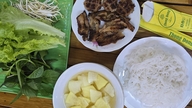 หมูแผ่นย่างเสิร์ฟพร้อมวุ้นเส้น ก๋วยเตี๋ยวเส้นแดงสไตล์ไฮฟอง และน้ำส้มสายชูสูตรลับของร้านทองดง