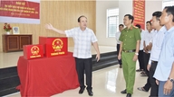 Den faste næstformand for An Giang-provinsens folkekomité, Nguyen Thanh Phong, inspicerer valgforberedelser i 3 kommuner.