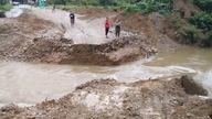 Las fuertes lluvias provocaron que el río arrasara el puente provisional sobre el río Ví; se necesitan reparaciones urgentes antes del día de las elecciones.