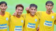 Dong Thap Universitetet får en bonus: Mekongdeltaets "ild" brænder klart midt i kraftig regn.