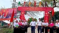 Warna-warna cerah budaya Muong berpadu harmonis dengan festival besar tersebut.