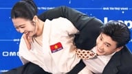 Quoc Truong diangkat dan diputarkan oleh seorang wanita cantik, MC VTV Minh Trang "semakin terpikat apabila dia kelihatan".