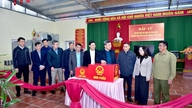 Vicesekretær for den provinsielle partikomité og formand for provinsens Vietnam Fædrelandsfrontkomité, Ma The Hong, inspicerede valgforberedelserne i Quan Ba ​​kommune.