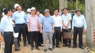 Ketua Komite Rakyat Provinsi An Giang Ho Van Mung memeriksa kemajuan proyek di Oc Eo.