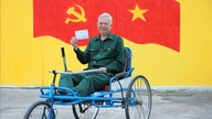 Vælgere på Thuan Thanh-rehabiliteringscentret for krigsinvalider udøver deres borgerrettigheder.