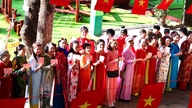 Kvinder i Ho Chi Minh City ser elegante ud i traditionelle ao dai-kjoler på valgdagen.