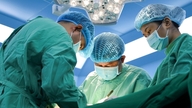 Ved en operation fjernes en massiv blæresten på størrelse med et gåseæg.