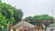 মুওং ঘণ্টা ও ঢাকের শব্দ নির্বাচনী উৎসবের সঙ্গে সুরেলাভাবে মিশে যায়।