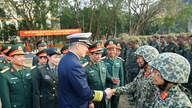 Den kinesiske forsvarsminister ser vietnamesiske specialstyrker udføre kampsport.